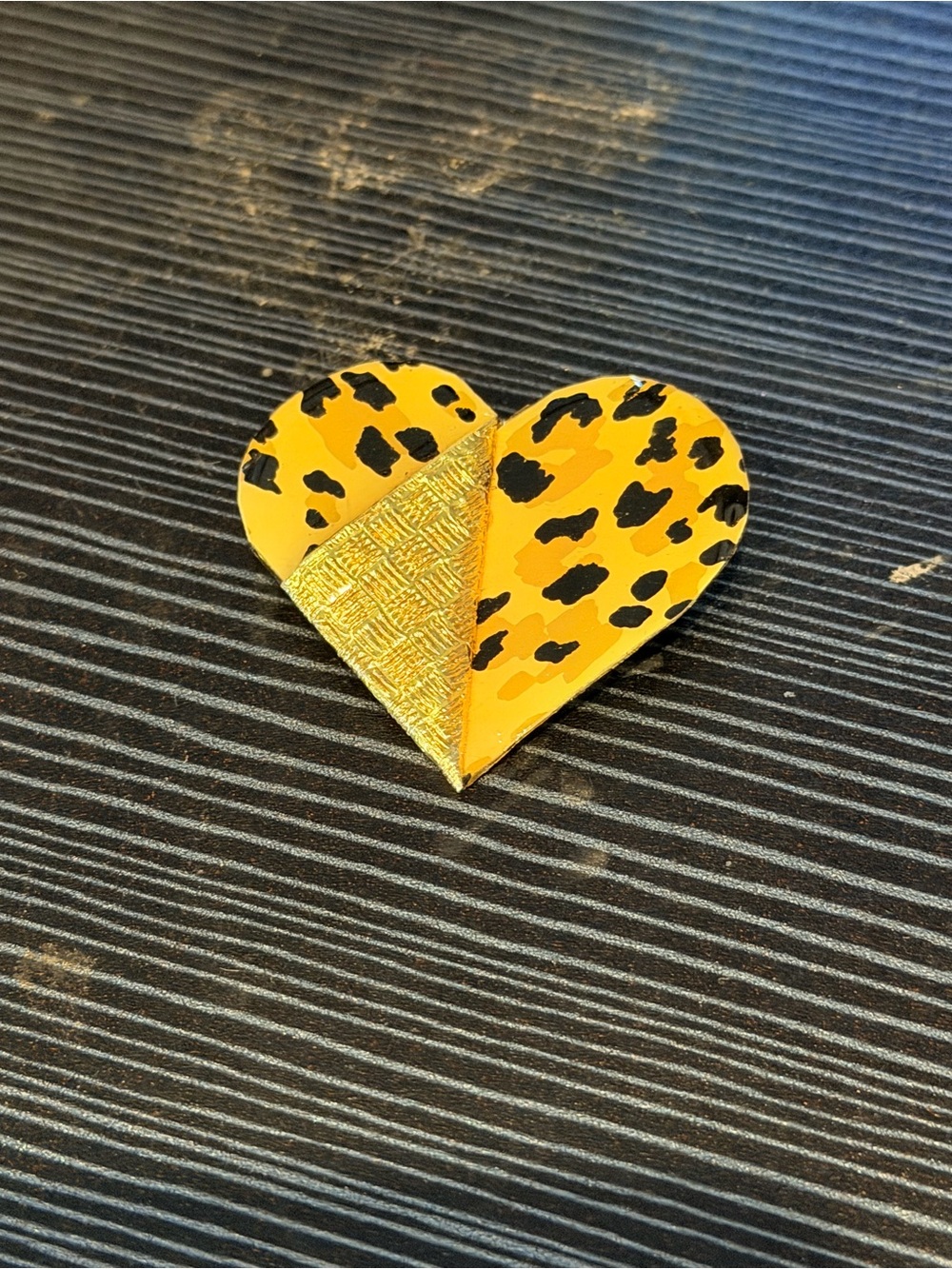 Heart-Shaped Leopard Print Brooch in Yellow and Gold - Picture 3 of 5